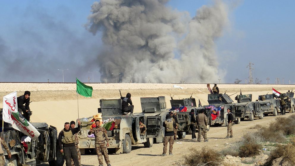 Irakiska soldater som förbereder sig i al-Aramil, söder om al-Ramadi.