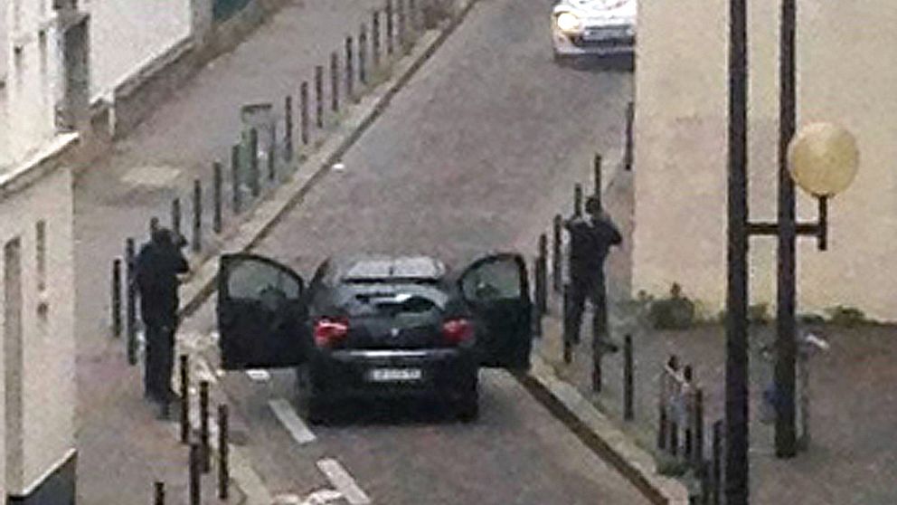 På förmiddagen den 7 januari 2014 kliver två beväpnade män in på satirtidningen Charlie Hebdos redaktion på Rue Nicolas-Appert i Paris
och skjuter ihjäl flera av tidningens medarbetare. Under attacken ska gärningsmännen ha skrikit ”Vi har hämnats profeten”. Efter flykten från redaktionen  skjuter de även en polisman som försöker hindra dem från att lämna platsen.