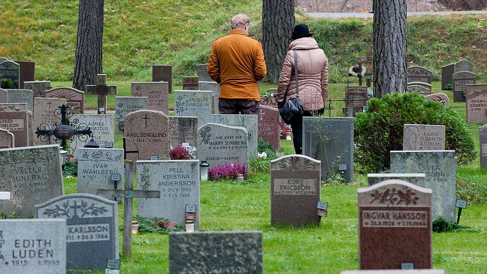 Med hjälp av en QR-kodsbricka som man fäster på graven kan du med din smartphone läsa mer om vem som ligger där.