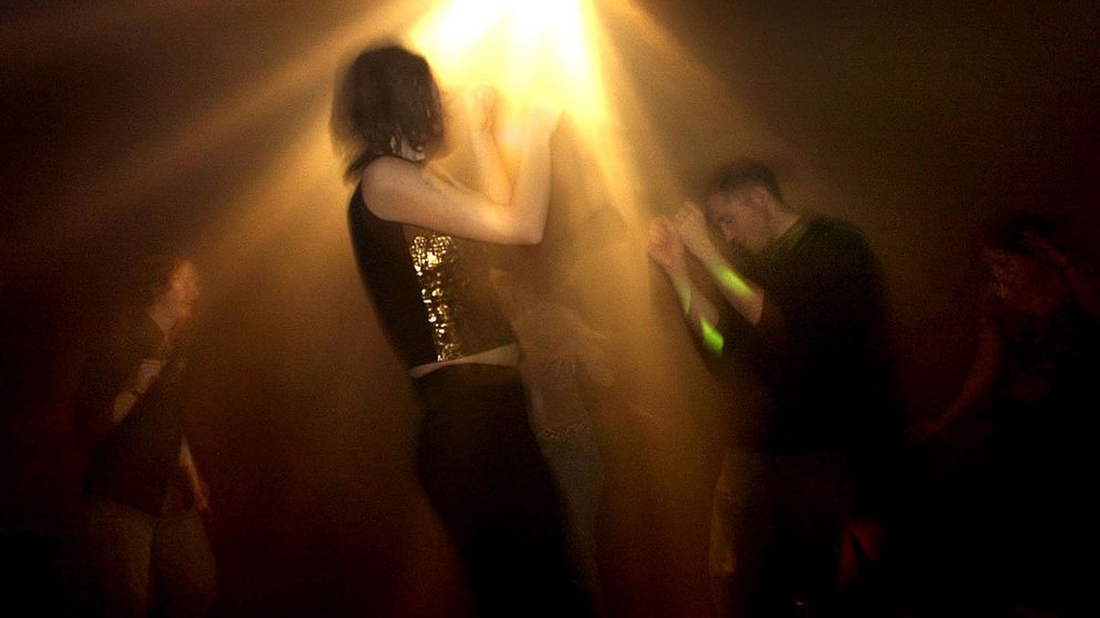 Människor som dansar på en nattklubb.