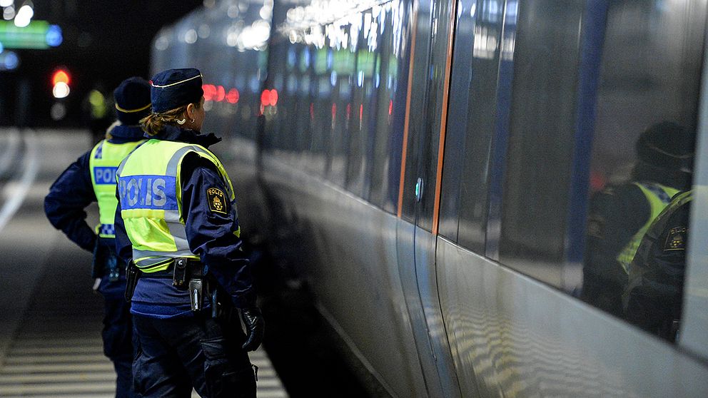 Planerna på att låta polisen göra kontroller ombord på tågen har lagts på is.