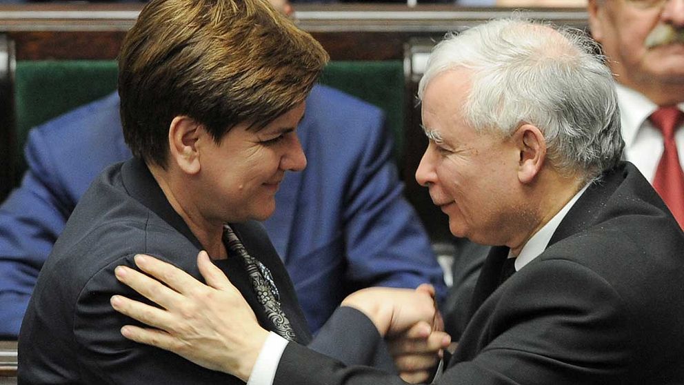 Premiärminister Beata Szydlo och Jaroslaw Kaczynski, ledare för partiet Lag och rättvisa, gratulerar varandra i polska parlamentet sedan den nya lagen om författningsdomstolen röstats genom.