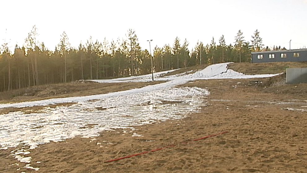 Skralt med snö på Hudiksvalls skidstadion den 10 december.