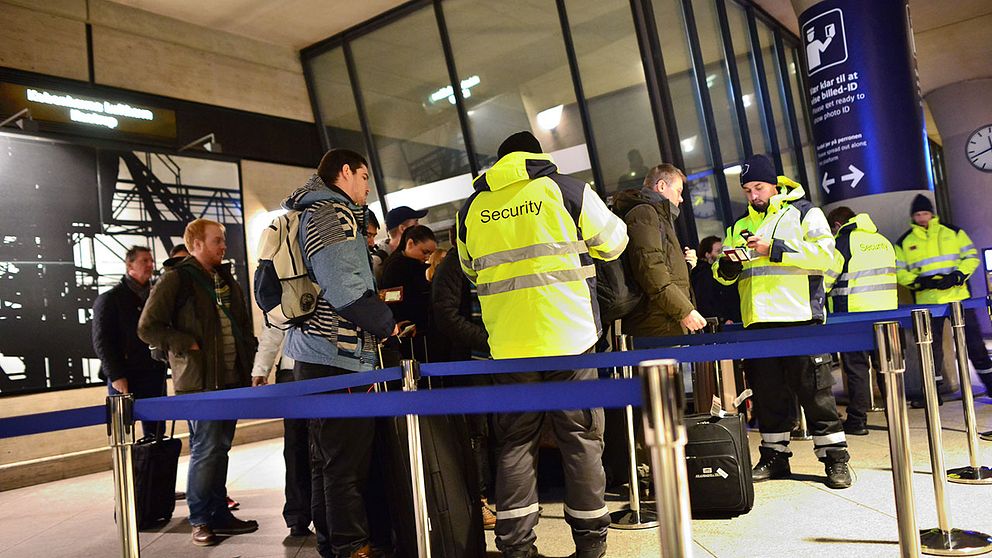 Id-kontrollerna av samtliga passagerare mellan Danmark och Sverige startade redan innan midnatt på perrongen vid Kastrup tågstation, Köpenhamns flygplats.