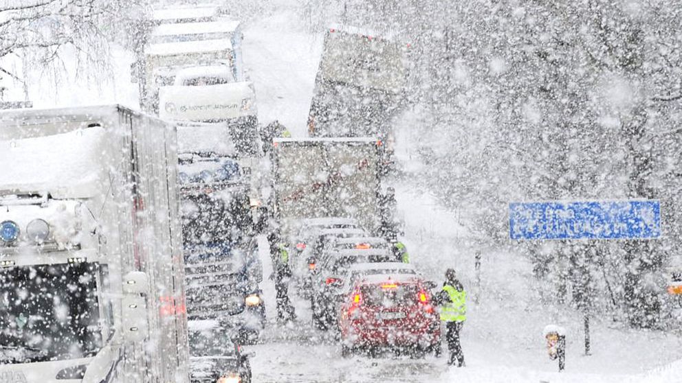Det fortsätter att snöa i stora delar av landet – och SMHI utfärdar flera snövarningar.