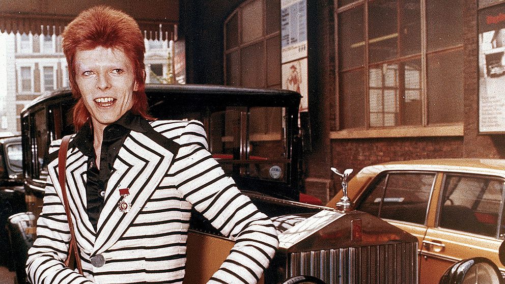 Bowie 1973 poserandes vid en Roll Royce.