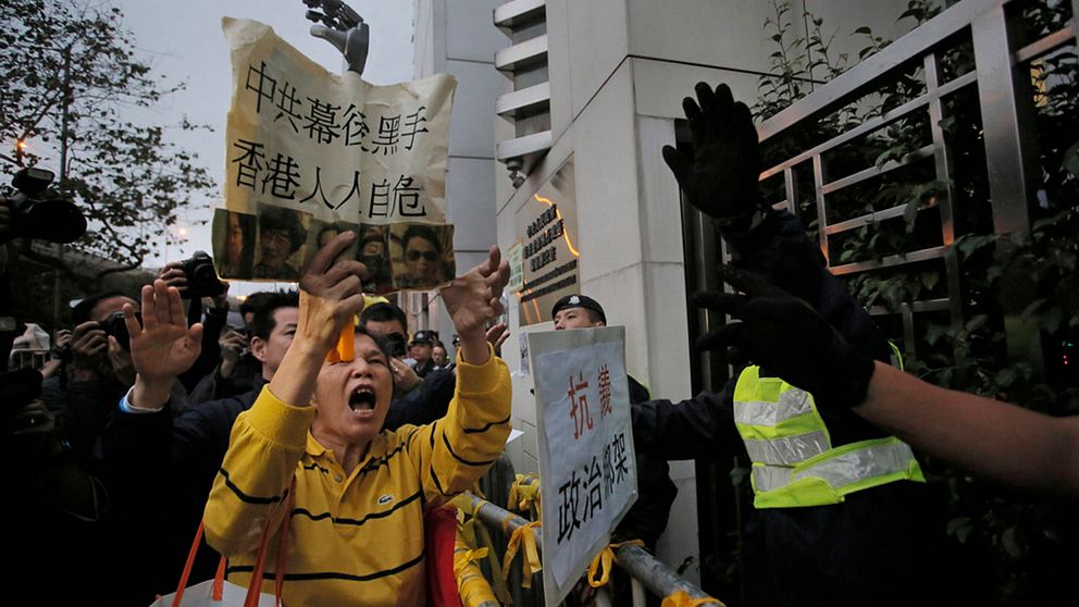 En svensk människorättsaktivist har gripits i Kina. På bilden syns demonstrationer i Hongkong i förra veckan efter att fem bokhandlare spårlöst försvunnits. Även de misstänks ha tagits av kinesisk polis.