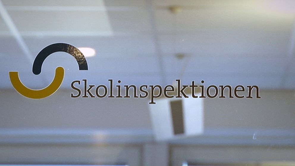 Skolinspekationens logga på en glasdörr.