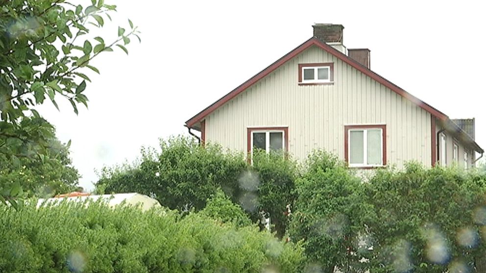 I och intill detta flerfamiljshus utanför Falkenberg hittades i juli över 550 kilo dynamit.