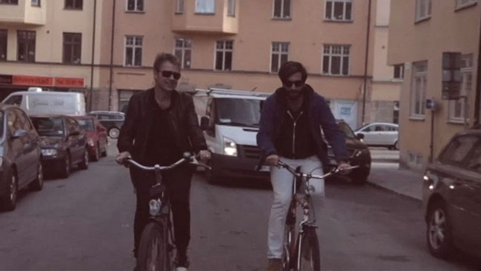Per Sinding-Larsen och Adam Olénius gör en intervju medan de cyklar.