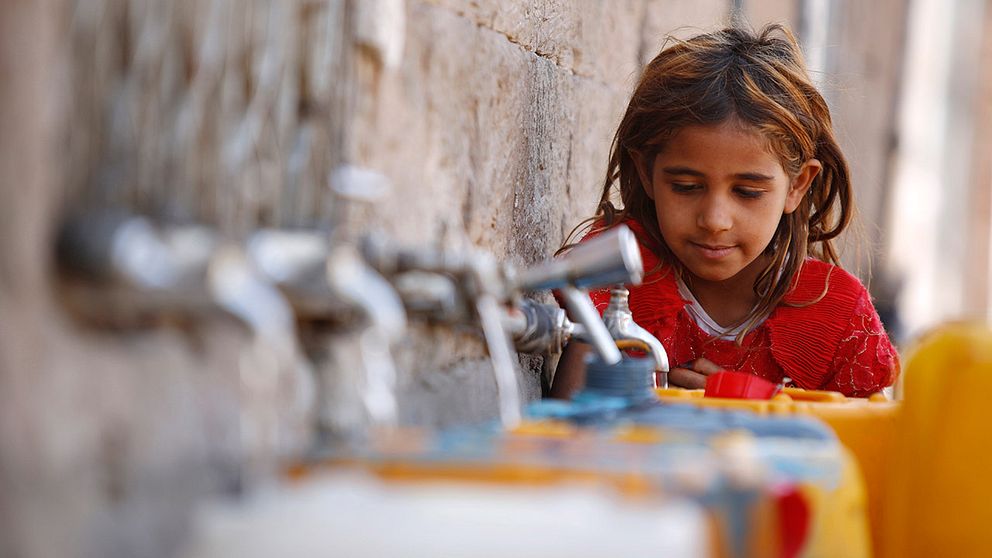 Det är ett kritiskt läge för befolkningen i Jemen. Här en bild från november på en flicka som hämtar vatten i staden Sanaa.