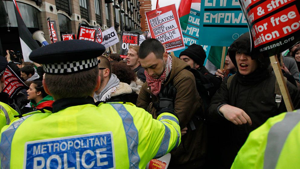 Demonstranter drabbar samman med polis i London.