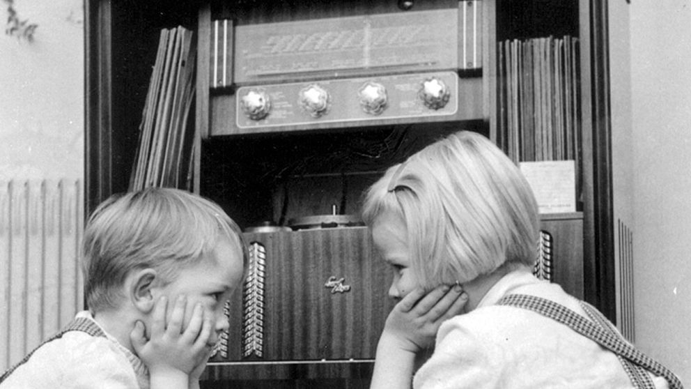 Unga radiolyssnare på 50-talet.