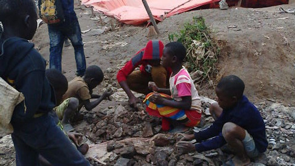 Barn tvingas arbeta under svåra förhållanden i Kongo-Kinshasa för att utvinna kobolt.