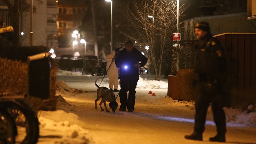 Polisens tekniker arbetar på platsen efter skottlossningen i Akalla centrum på tisdagskvällen.