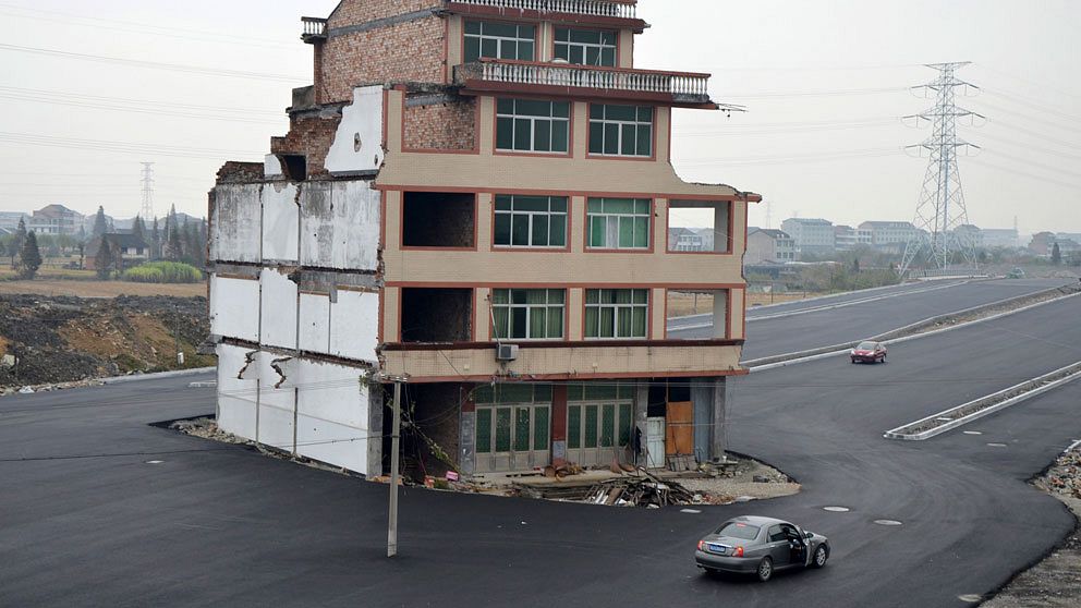 Vägen till stationen i staden Wenling i Kina fick dras runt det här huset eftersom det äldre paret som äger huset inte ville sälja.