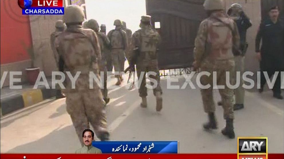 Bilder från pakistansk tv vid attacken mot universitetet.