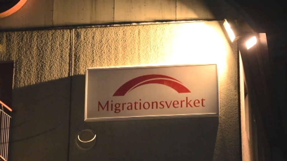 skylt med texten Migrationsverket på en vägg med belysning.