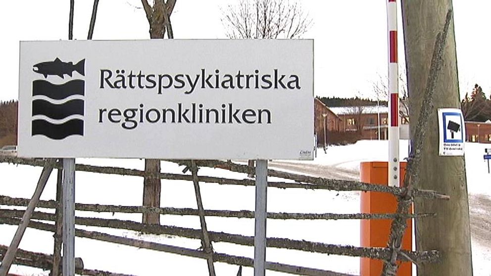 Skylt utan för rättspsykiatriska regionkliniken.