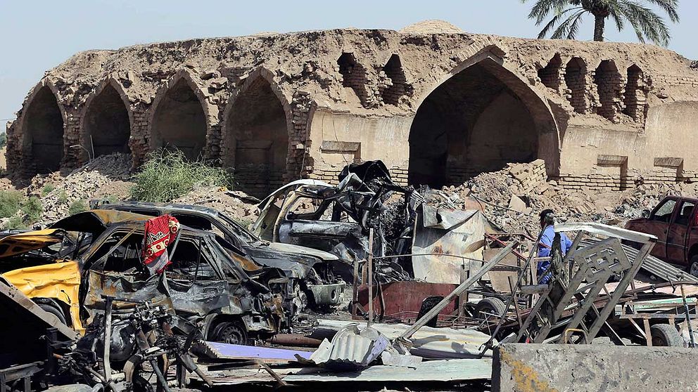Över 100 människor dödades den 18 juli 2015, de flesta shiiter, vid en attack mot en marknad i Khan Beni Saad, omkring 30 kilometer nordöst om Bagdad i Irak. Attacken var en av de dödligaste i Irak under de senaste tio åren och genomfördes av Islamiska staten (IS).