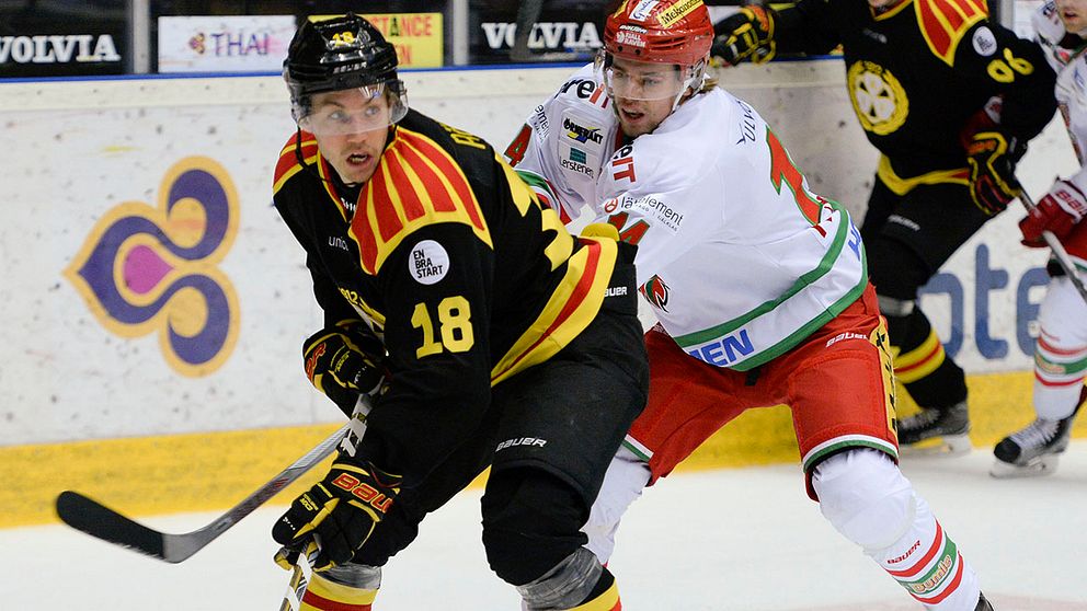 Anton Rödin i fajt med annan hockeyspelare.