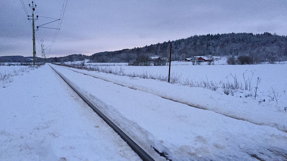 Bild av tågspår i snö.