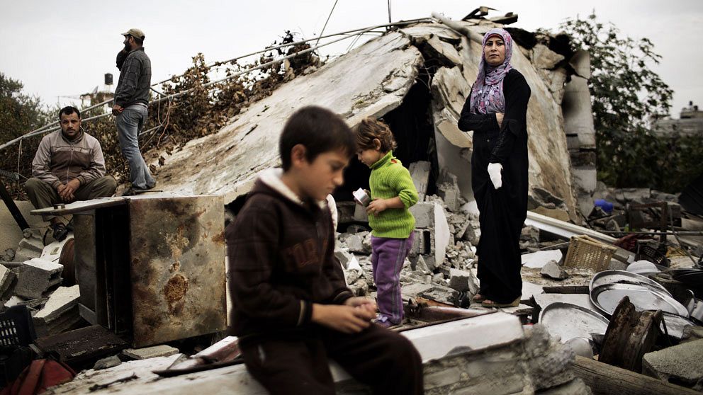 En palestinsk familj återvänder till sitt demolerade hem i Gaza.