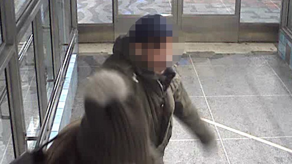 Man misstänkt för att ha sporttat och misshandlar en kvinna på tunnelbanestation.