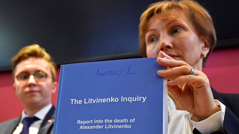 Marina Litvinenko håller upp en kopia av rapporten.