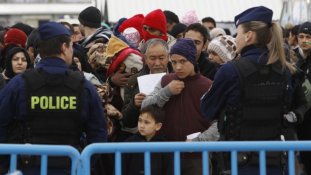 Ungersk polis hjälper till med gränskontroller i den makedonska gränsstaden Gevgelija.