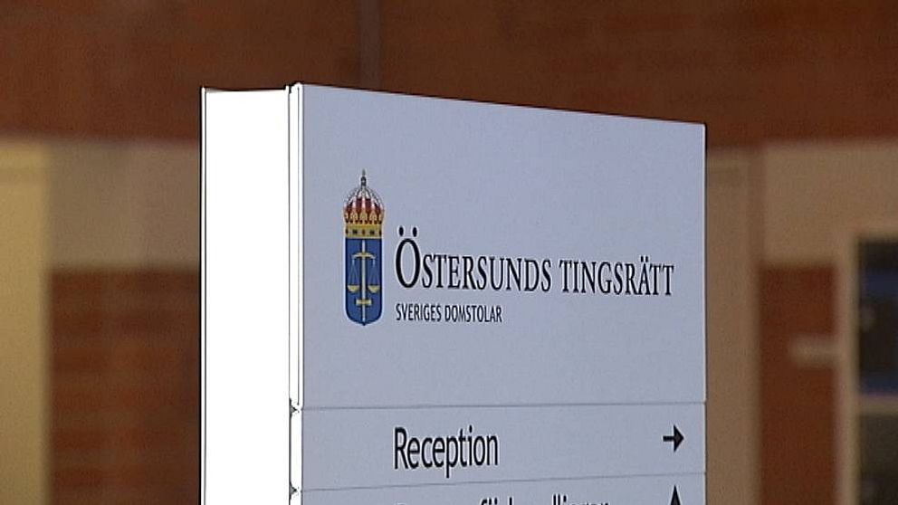 bild på skylt där det står Östersunds tingsrätt