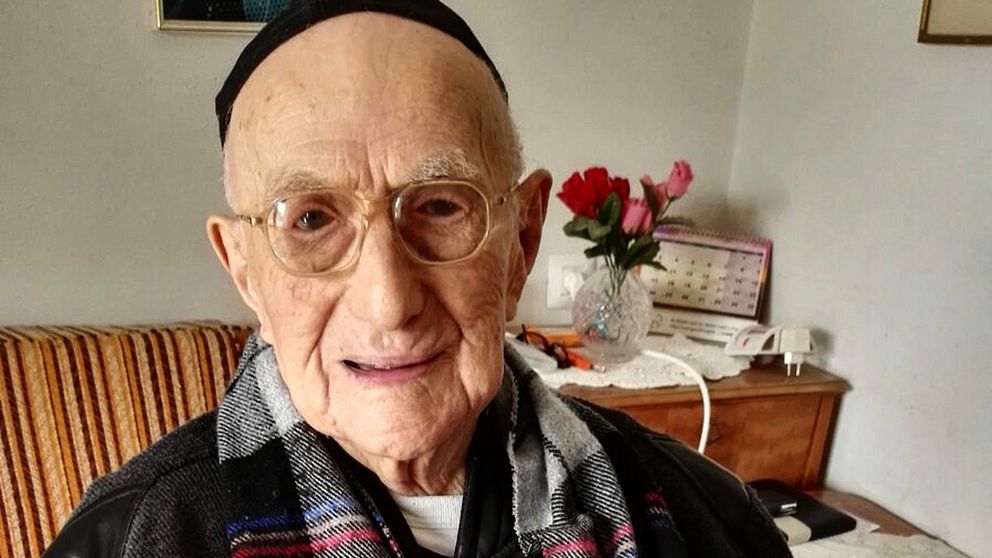 Yisrael Kristal hemma hos sig i Haifa, Israel. Han uppges vara född den 15 september 1903 och kan vara världens äldsta nu levande man.