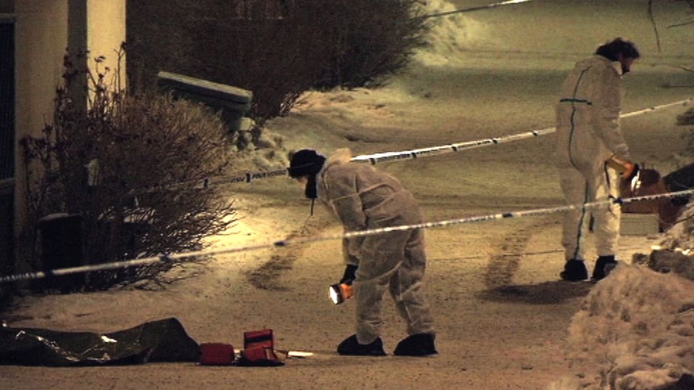 Polisens tekniker arbetar efter skottlossningen i Farsta, i södra Stockholm.