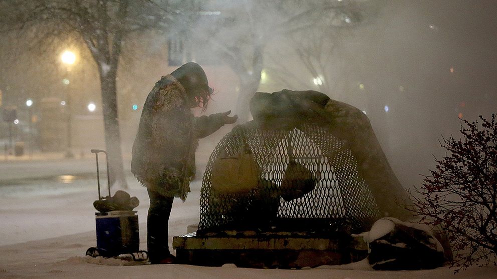 En hemlös kvinna i Washington försöker hålla sig varm.