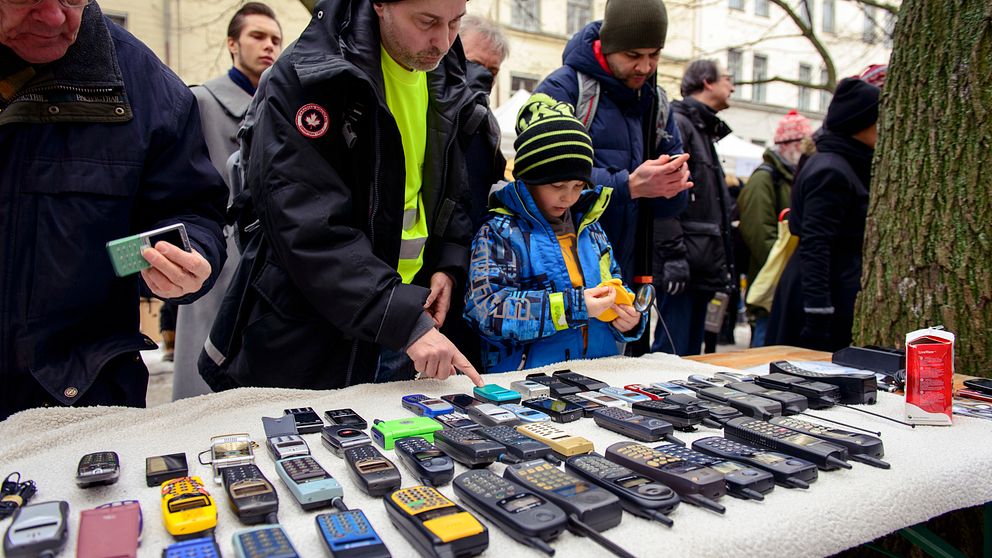 Enligt Batteriåtervinningen förvarar de svenska hushållen totalt 23 000 ton förbrukade batterier och elprylar.