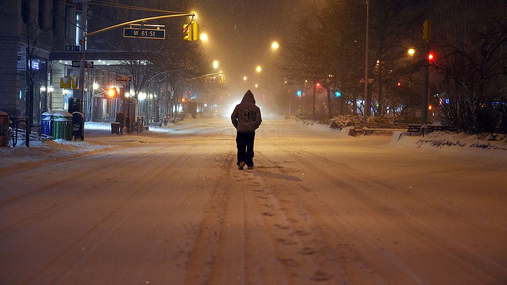 En ensam vandrar på Broadway i centrala New York.