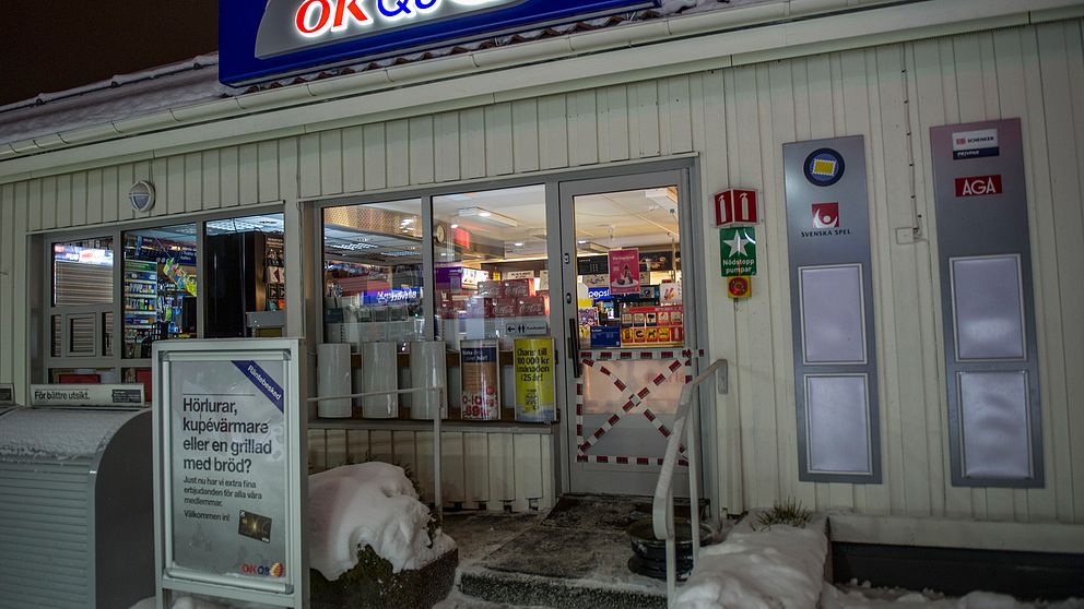 Mack med krossad dörr.