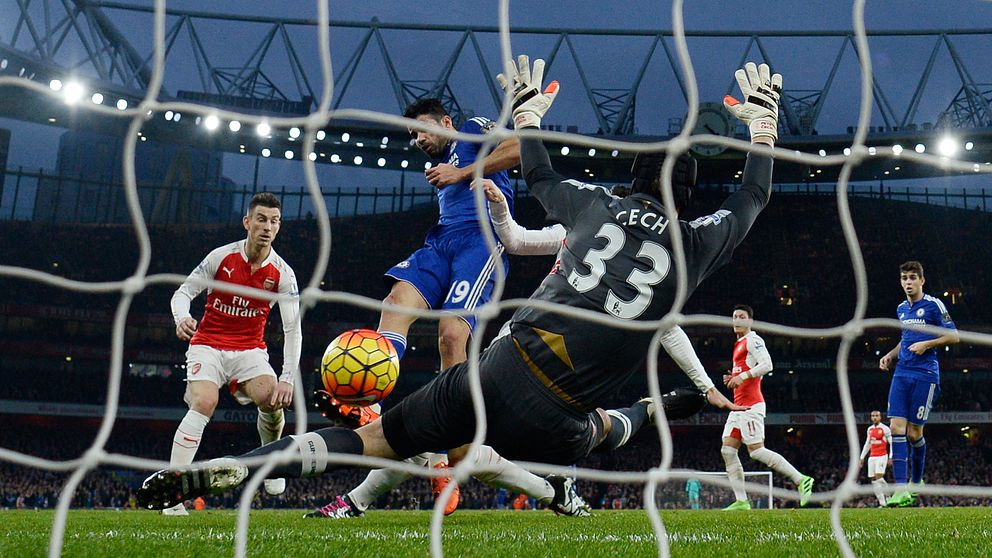 Diego Costa stöter in segermålet för Chelsea mot Arsenal.