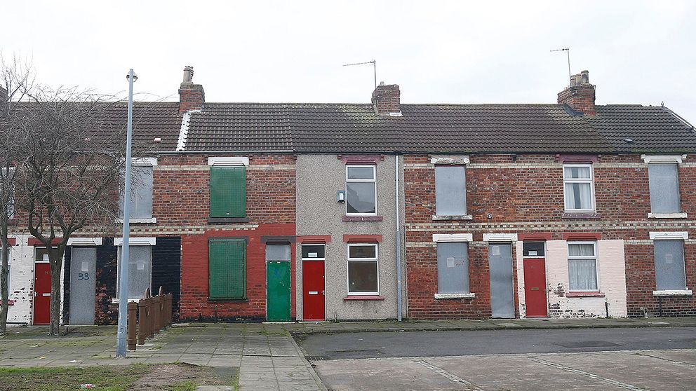 Myndigheterna i den brittiska staden Middlesbrough har beslutat att måla om dörrarna till stadens asylboenden efter att ha anklagats för diskriminering.