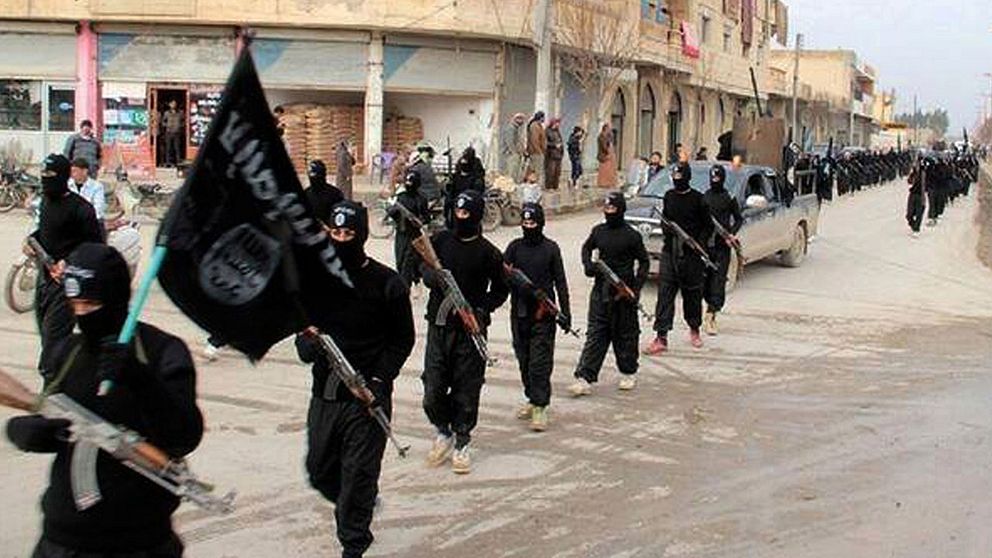 IS-krigare marscherar in i staden Raqqa i Syrien