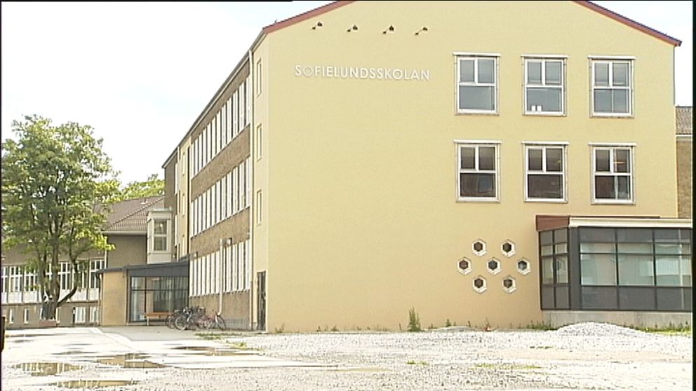 Sofielundsskolans rektor har valt att förstärka personalens närvaro utomhus efter hotet.