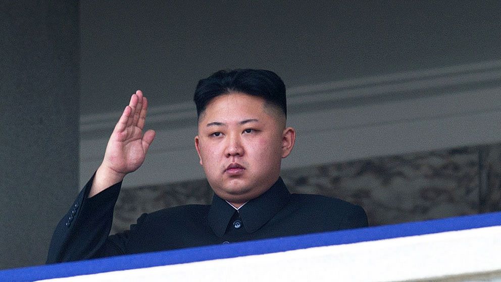 Kim Jong-Un tittar på en militärparad.