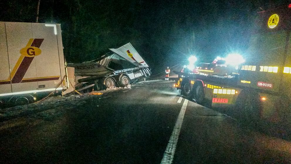 En lastbil hamnade i diket efter krocken med en personbil. Här har bärgningsbilen kommit till platsen och är på väg att dra upp lastbilen.