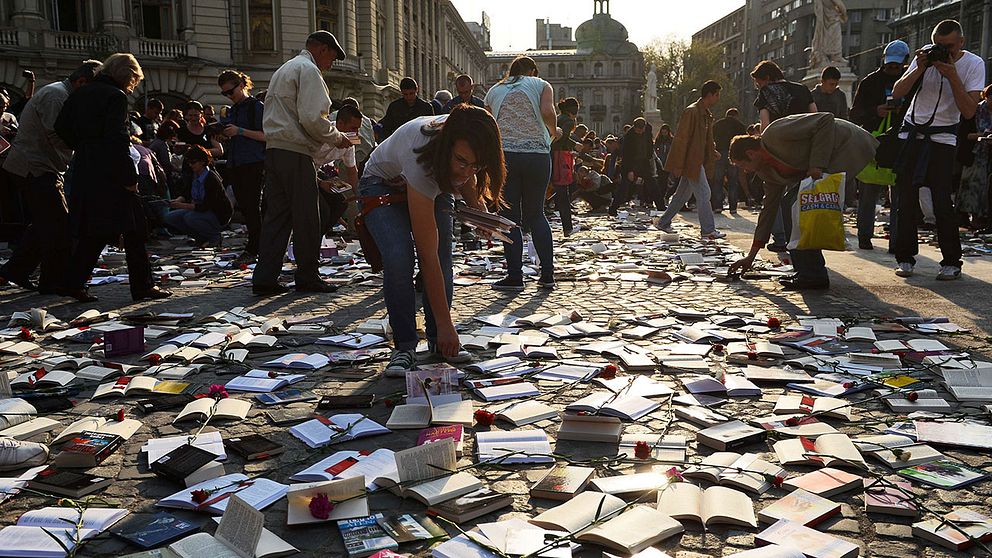 Människor samlar gratis böcker på den internationella bokdagen i Bukarest, i april 2014.