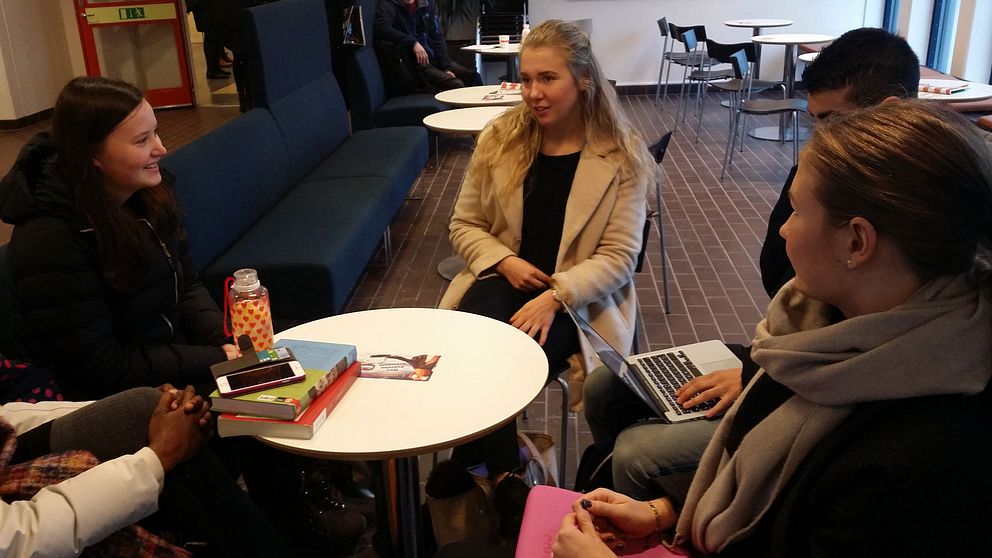 Sofia Strömer och Amanda Ferngren inne på ÖRebro Universitet
