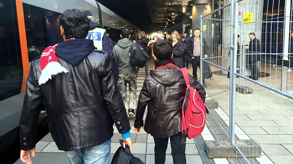 Ensamkommande flyktingbarn anländer till Hyllie station i Malmö.