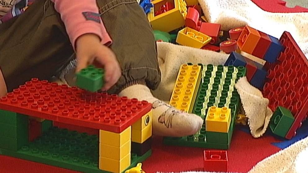 Barn leker med lego