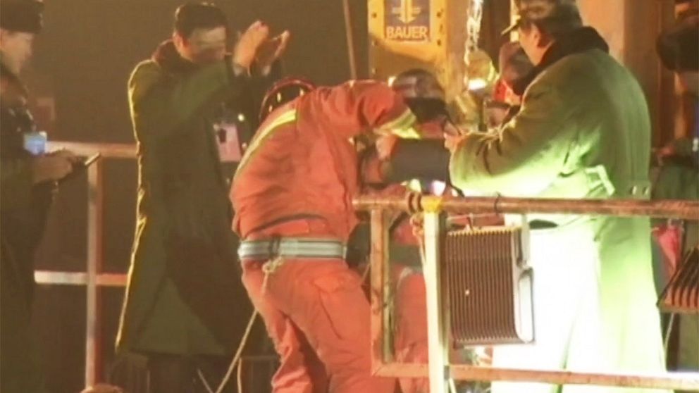 Bilder från kinesisk tv under räddningsaktionen.