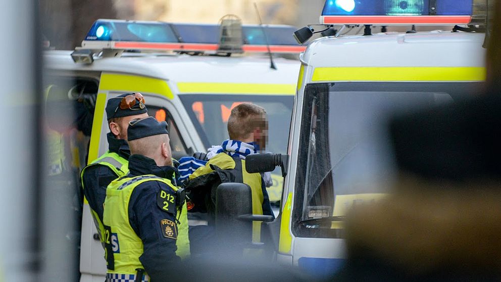 På lördagseftermiddagen grep polis tre personer misstänkta för misshandel på Hamngatan i Stockholm. Händelsen inträffade kort efter att hundratals demonstrerat på Norrmalmstorg.