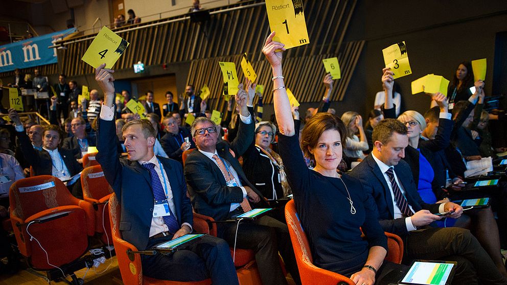 Moderaternas partisekreterare Tomas Tobé och partiledaren Anna Kinberg Batra vid partistämman i oktober.